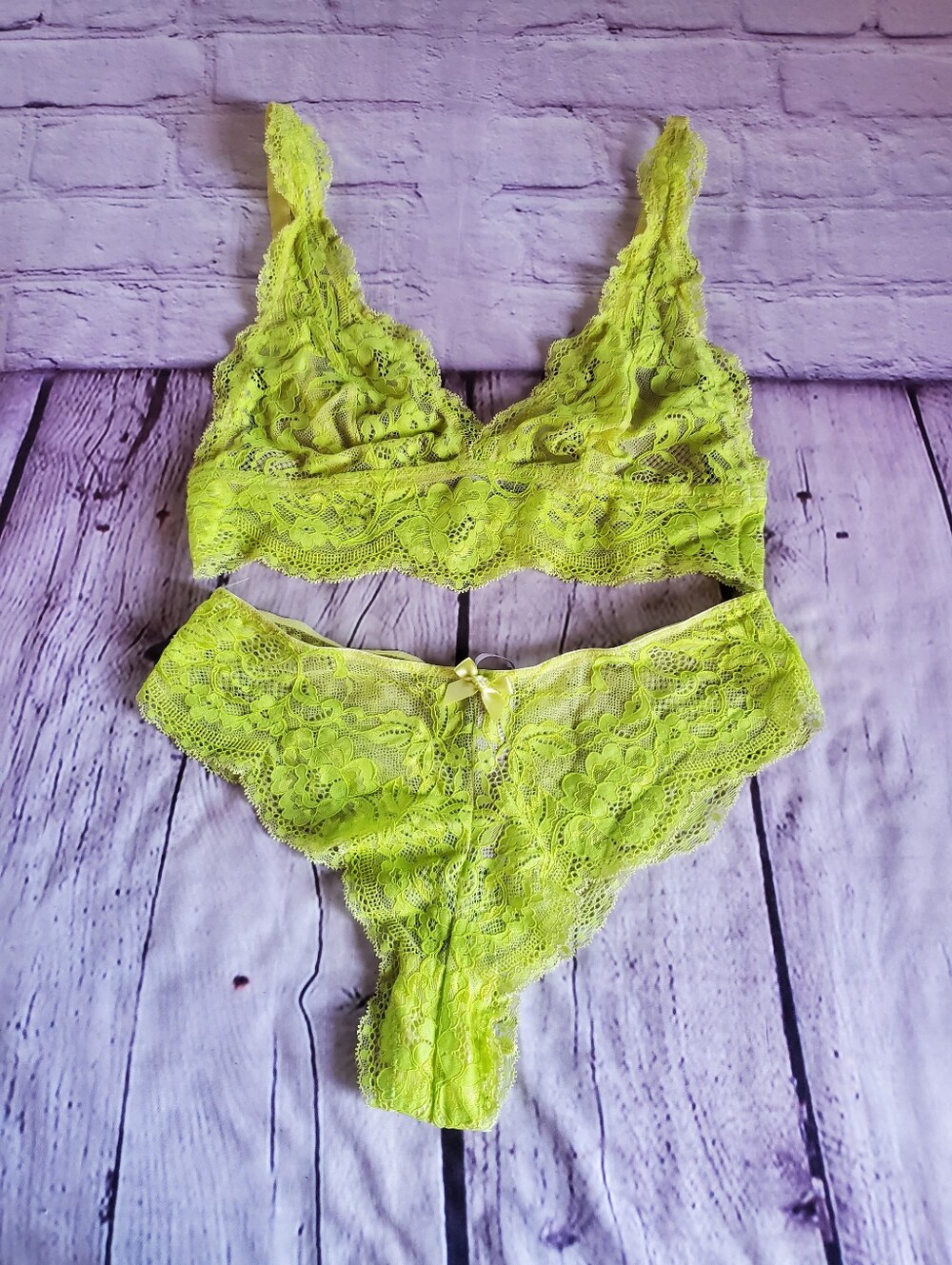 Savage X Fenty neon green lace bralette and matching panties set Sexy Romantic S